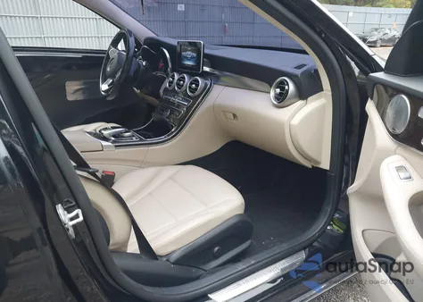 2015 Mercedes-Benz C 300 4Matic z USA, uszkodzony, nr VIN 55SWF4KBXFU008534